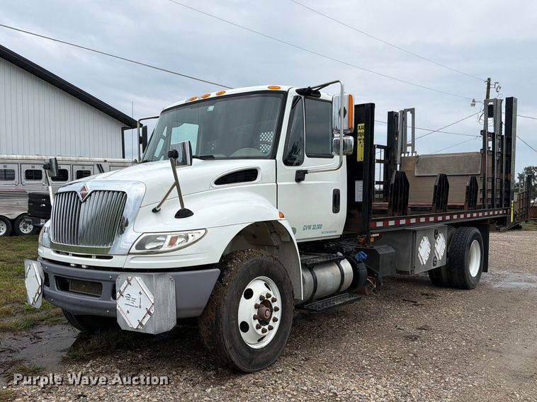 2016 International 4400 flatbed truck - FH6421