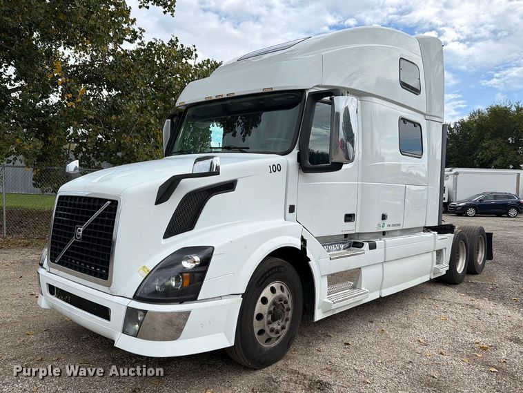 2013 Volvo VNL semi truck - FJ2004