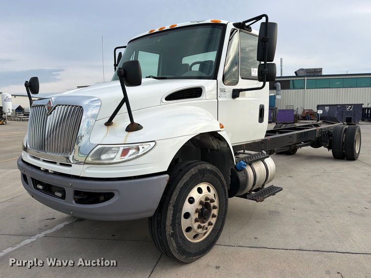 2015 International 4300 truck cab and chassis - FK3793