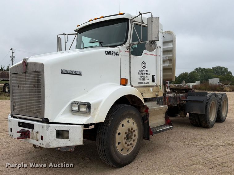 2014 Kenworth T800 semi truck - FK3808