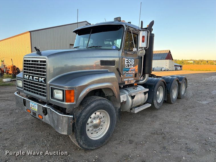 2000 Mack CH613 semi truck - FK3817