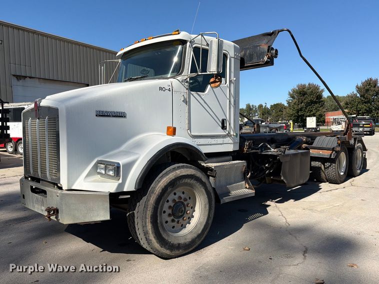 2006 Kenworth T800 roll-off container truck - FK3823