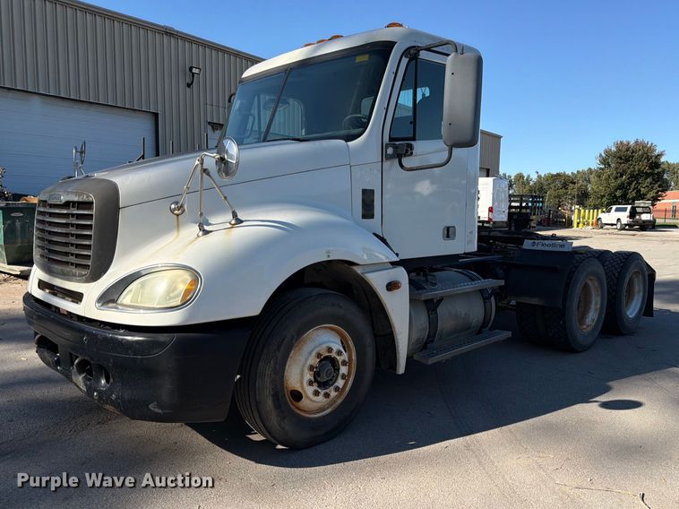 2005 Freightliner Columbia semi truck - FK3826