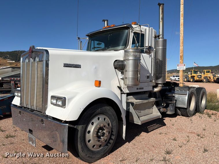 2005 Kenworth W900 semi truck - FM7670