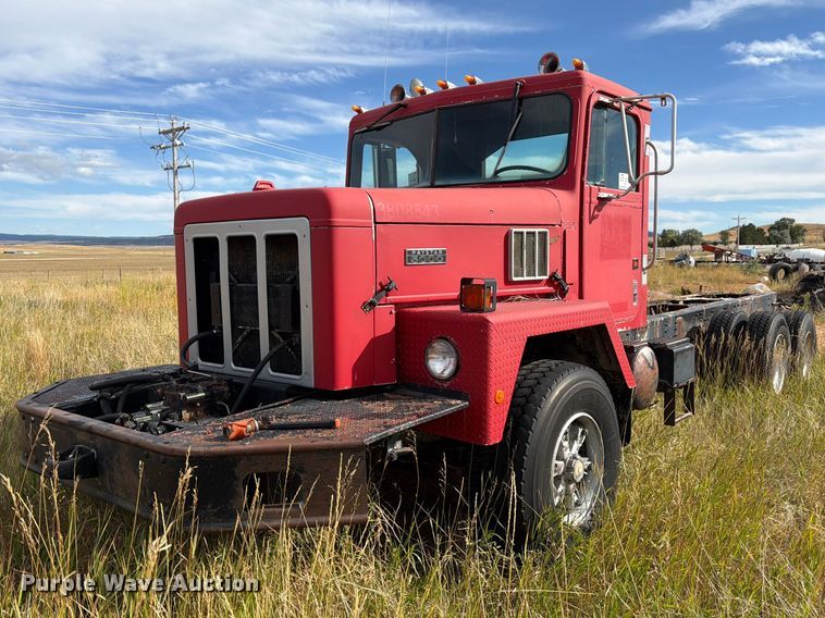1985 International F-5070 truck cab and chassis - FM7689