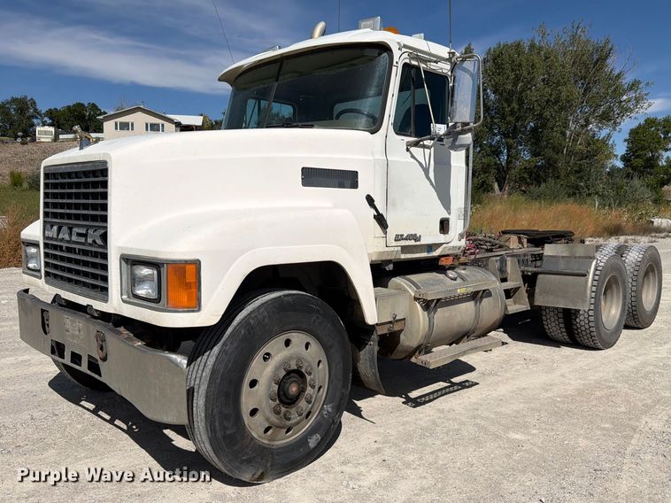 2000 Mack CH semi truck - FM7693