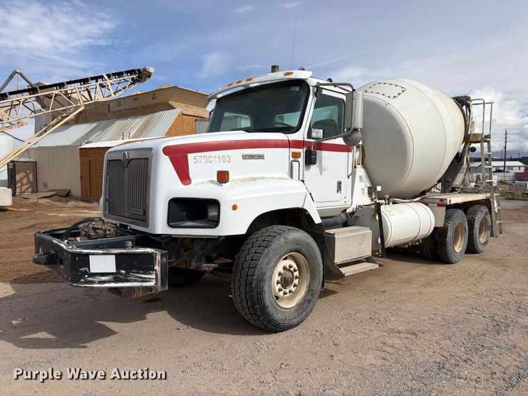 2001 International 5600i ready mix truck - FM7701
