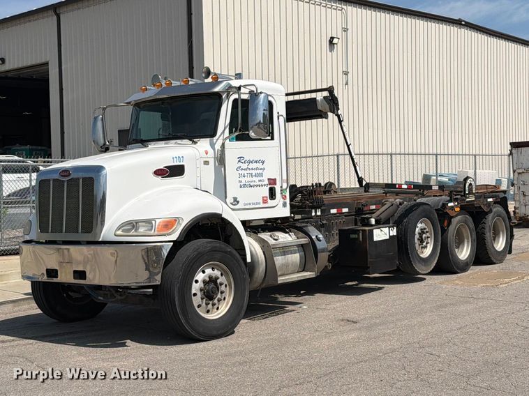 2017 Peterbilt 348 roll-off container truck - FT6124