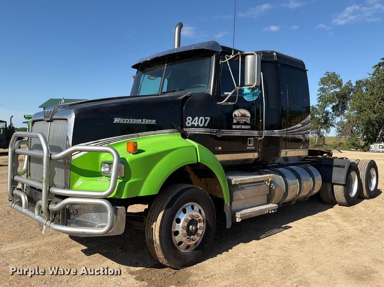 2015 Western Star 4900 semi truck - FT8082