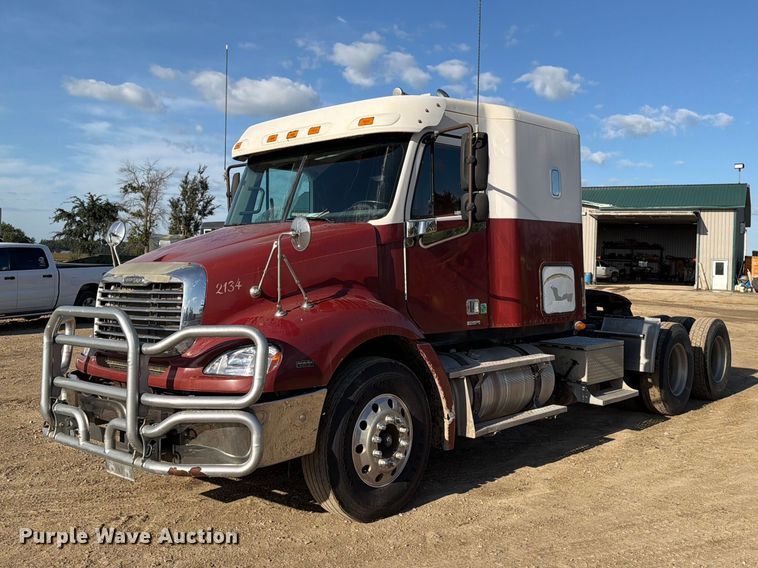 2007 Freightliner Columbia semi truck - FT8083