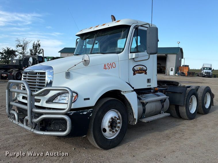 2007 Freightliner Columbia semi truck - FT8084