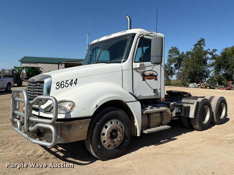 2007 Freightliner Columbia semi truck - FT8085