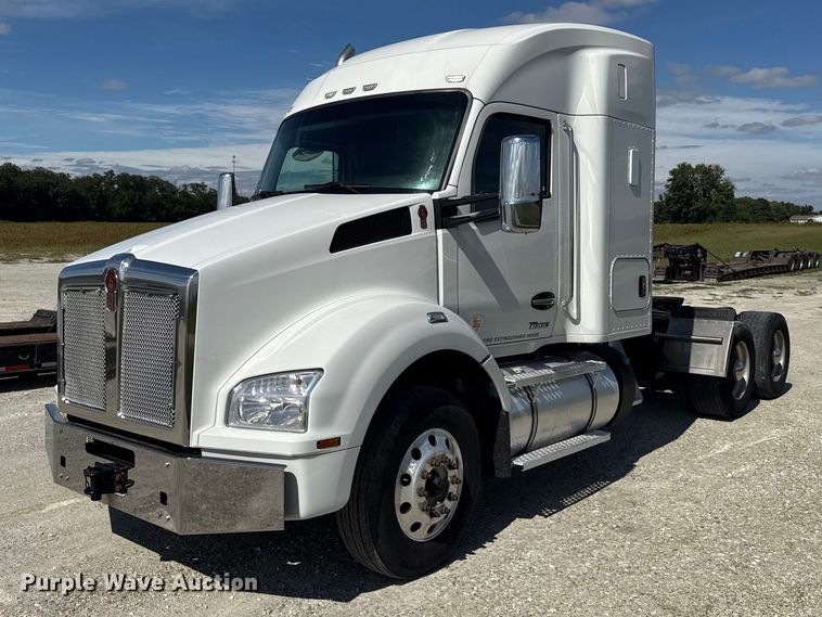 2022 Kenworth T880 semi truck - ND9552