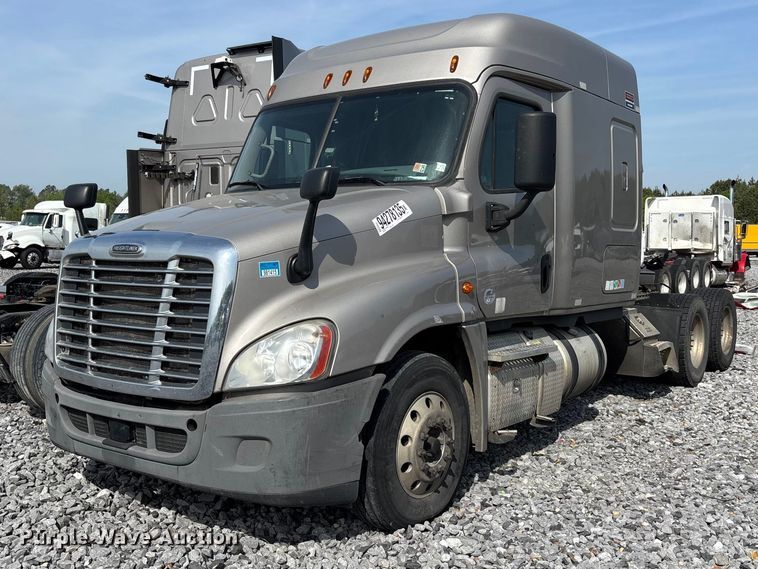 2016 Freightliner Cascadia semi truck - YA1657