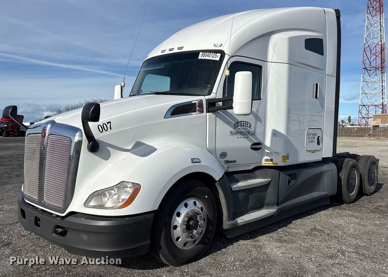 2020 Kenworth T680 semi truck - YA1845