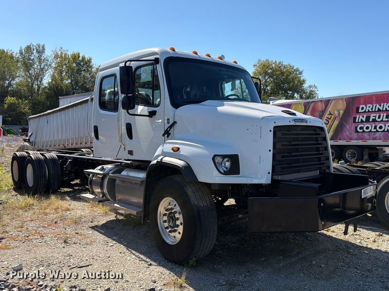 2025 Freightliner 114SD Crew Cab truck cab and chassis - YA2097