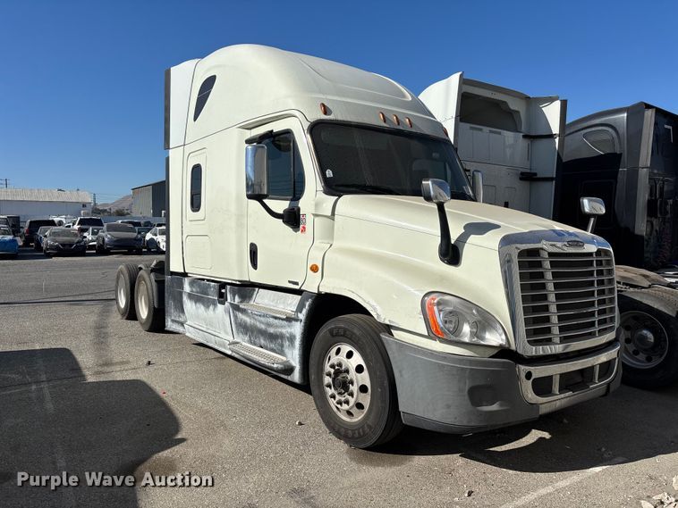 2019 Freightliner Cascadia semi truck - YA3499