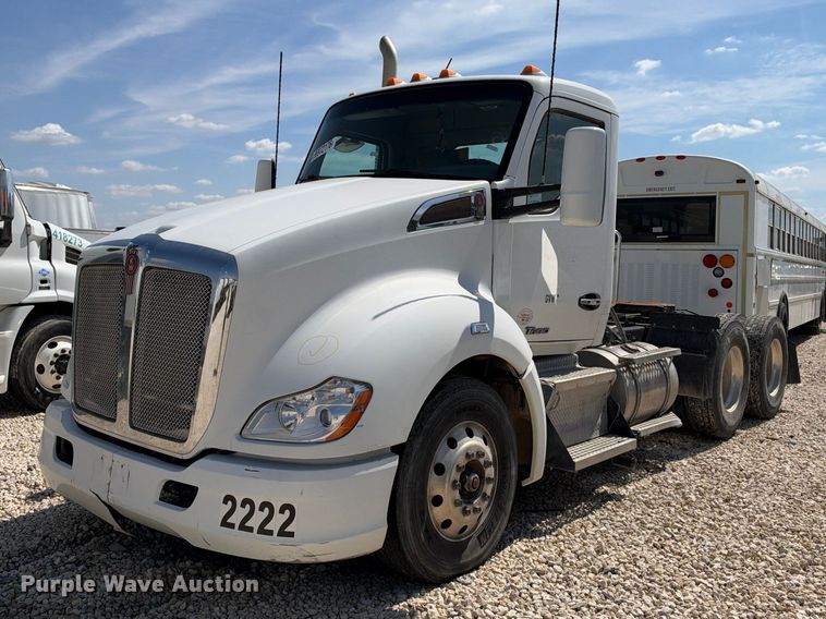 2017 Kenworth T680 semi truck - YA3833