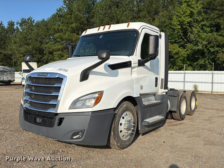 2020 Freightliner Cascadia semi truck - YA4017