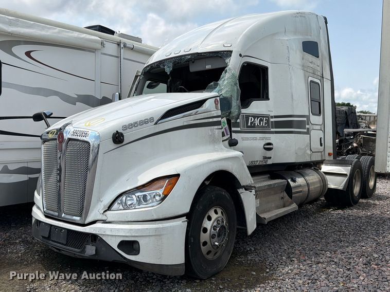 2024 Kenworth T680 semi truck - YA4300