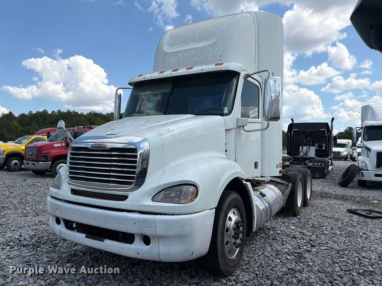 2013 Freightliner Columbia semi truck - YA4571