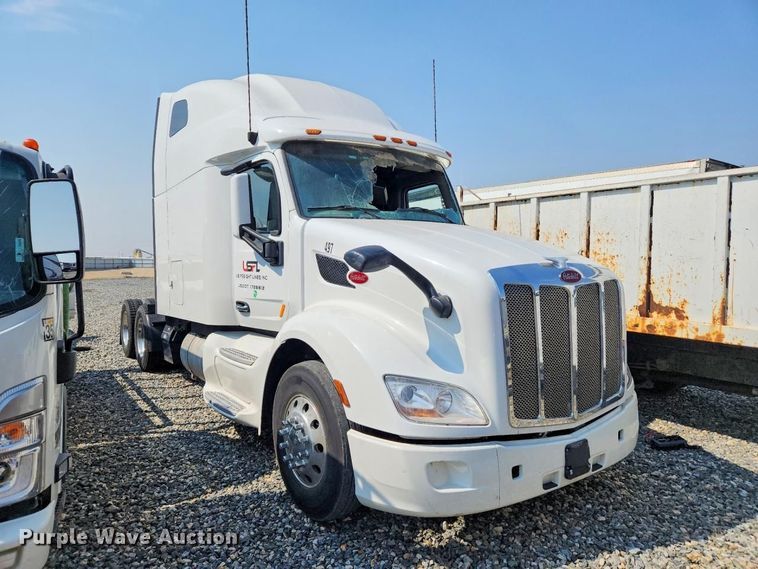 2022 Peterbilt 579 semi truck - YA4587