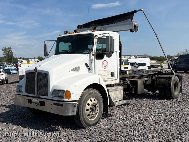 2005 Kenworth T300 hook lift truck - YA5077