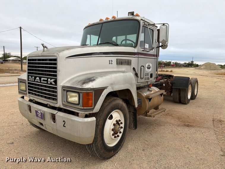 1990 Mack CH semi truck - DV8690