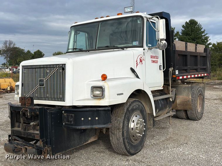 2000 Volvo WG dump truck - DZ4892