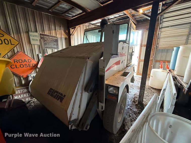 2002 Elgin Pelican street sweeper truck - EA0578