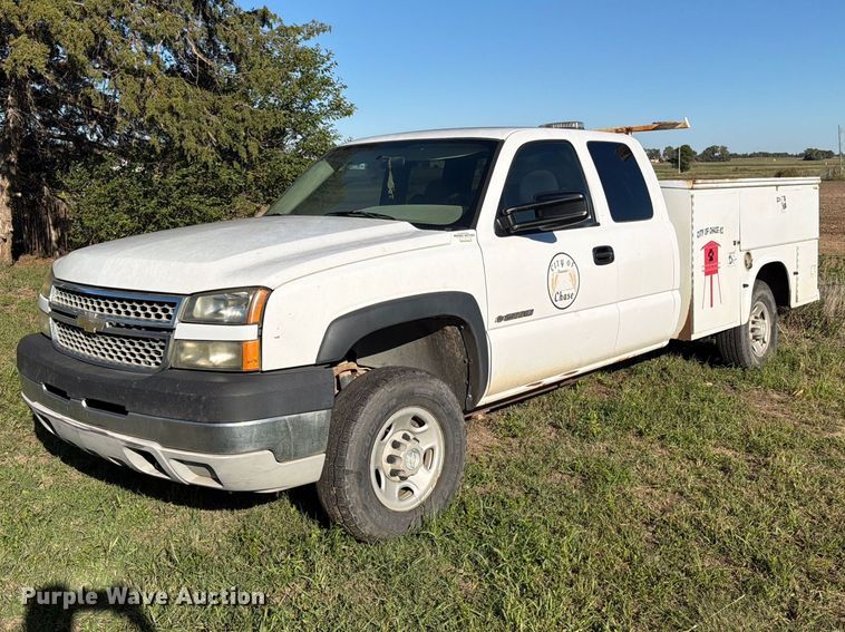 2007 Chevrolet Silverado 2500HD Ext. Cab utility bed pickup truck - EI7769