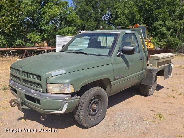 1997 Dodge Ram 2500 flatbed pickup truck - EW8600