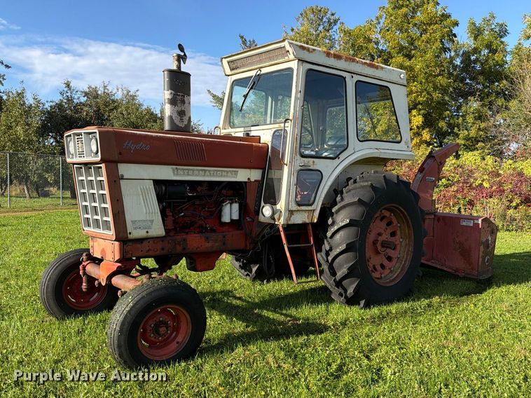 International 966 tractor - EX1044