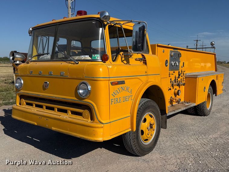 1974 Ford C750 pumper fire truck - FB6946