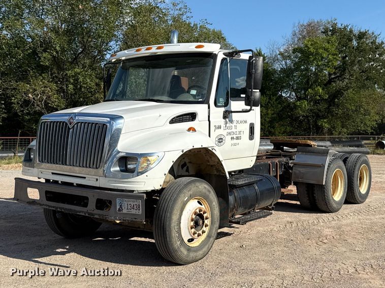 2004 International 7600 semi truck - FC4070