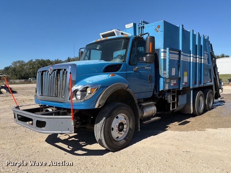 2010 International 7600 refuse truck - FK3852