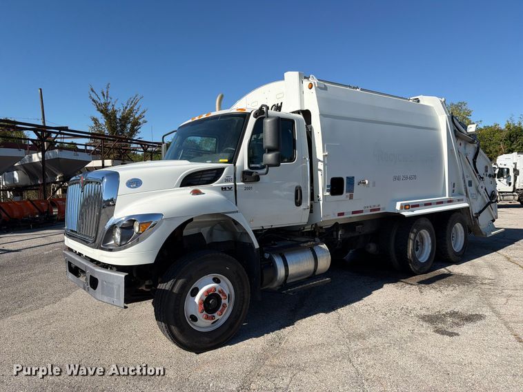 2020 International HV607 refuse truck - FU1101