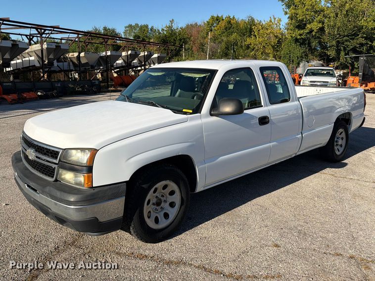 2006 Chevrolet Silverado 1500 Ext. Cab pickup truck - FU1128