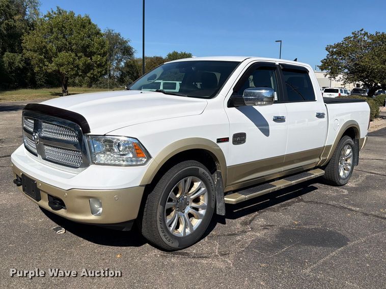 2016 RAM 1500 Crew Cab pickup truck - DO5953