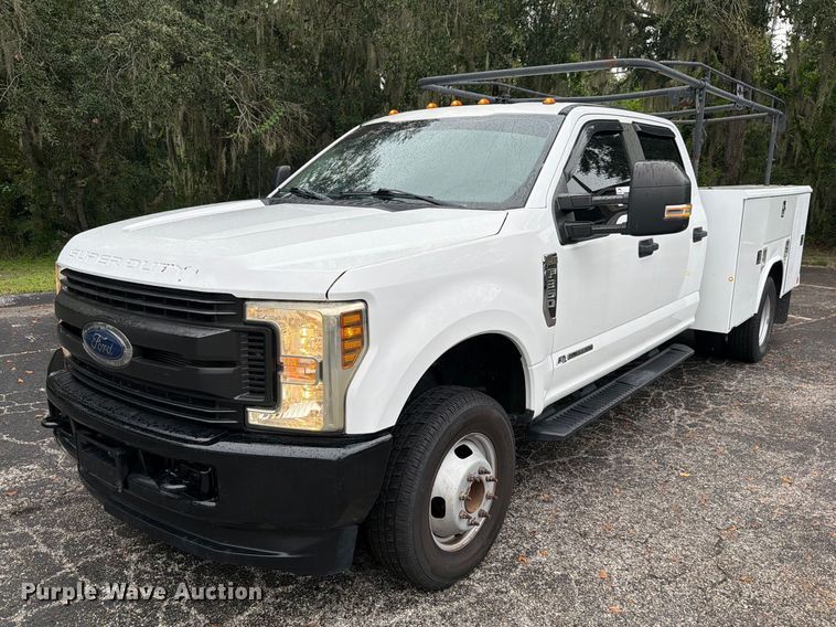 2018 Ford F350 Super Duty Crew Cab utility bed pickup truck - DV7397