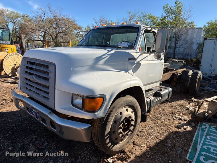 1998 Ford F800 truck cab and chassis - DV8687