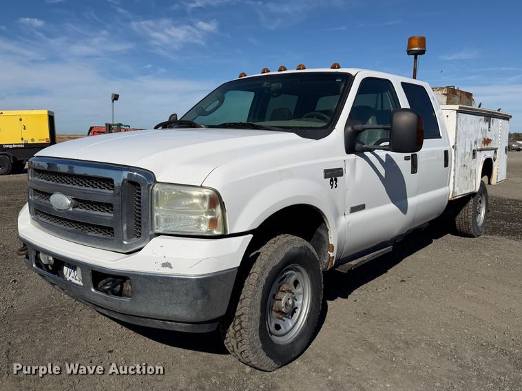 2005 Ford F350 Super Duty Crew Cab utility bed pickup truck - EA0042