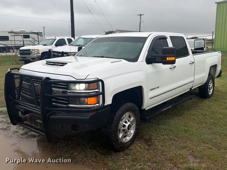 2017 Chevrolet Silverado 2500HD Crew Cab pickup truck - EI7750