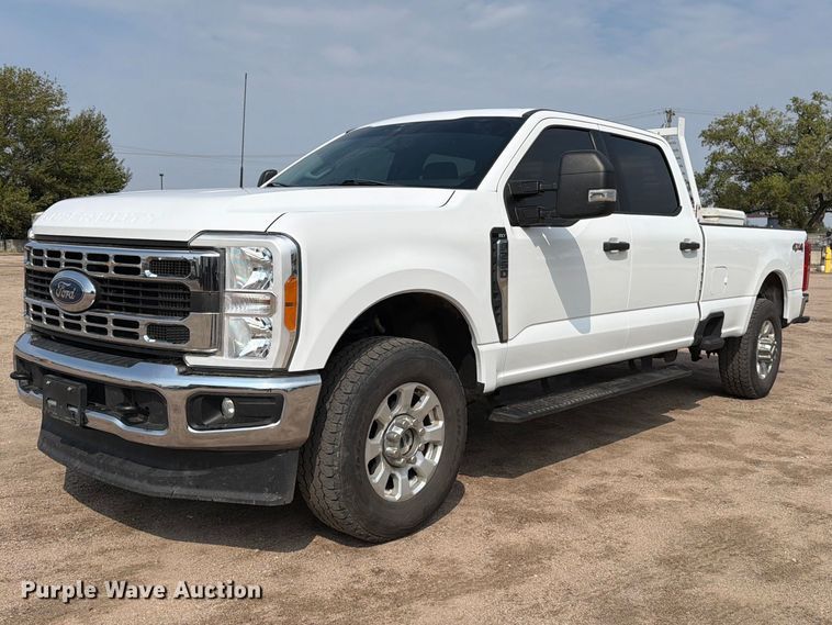 2023 Ford F250 Super Duty XLT Crew Cab pickup truck - EP7836