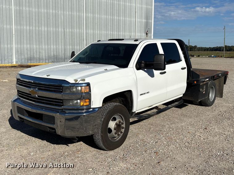 2015 Chevrolet Silverado 3500HD Crew Cab flatbed pickup truck - ER3424