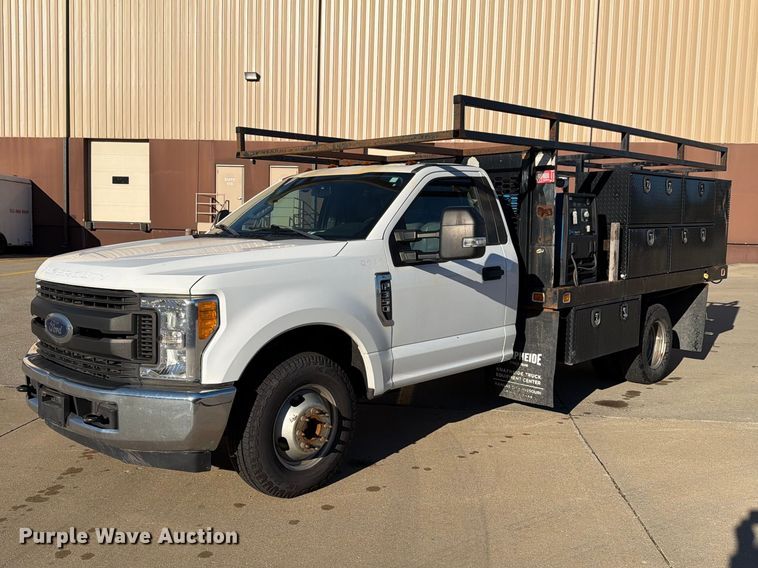 2017 Ford F350 Super Duty flatbed pickup truck - EX1024