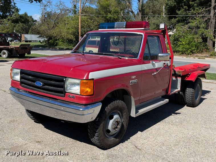 1988 Ford F250 flatbed pickup truck - EX2324