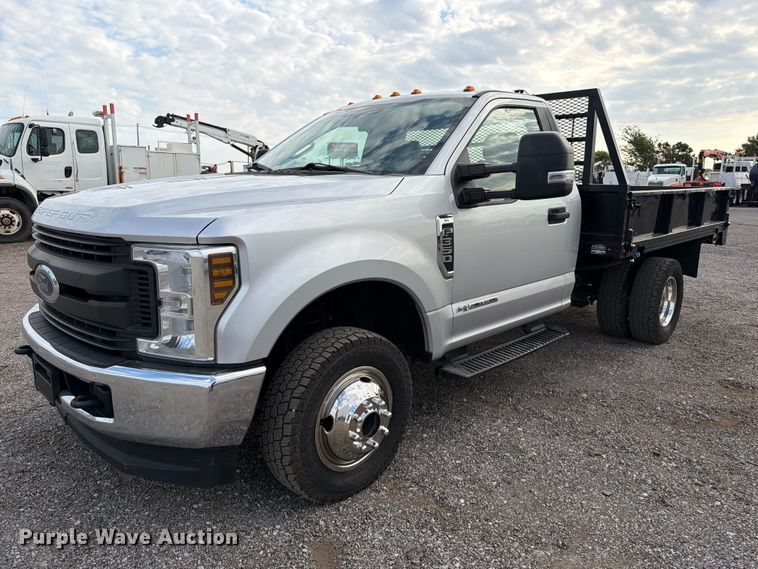 2019 Ford F350 Super Duty flatbed pickup truck - FB5098
