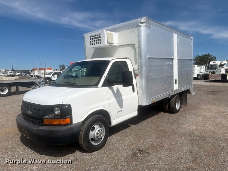 2016 Chevrolet Express 4500 box truck - FB5193