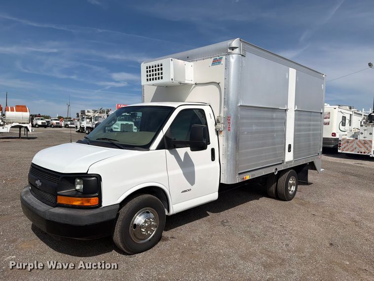 2016 Chevrolet Express 4500 box truck - FB5205